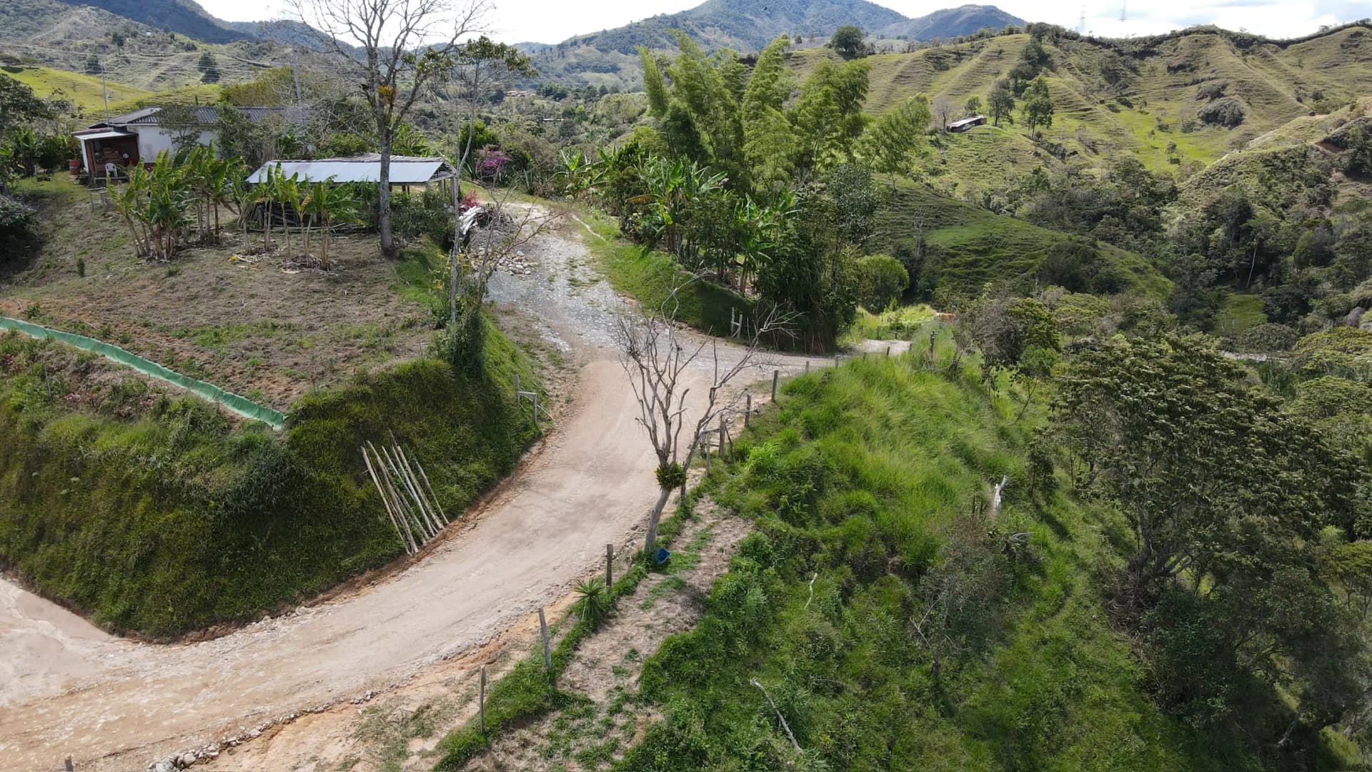 Vías de acceso pavimentadas Parcelación Siete Cueros Gómez Plata Antioquia