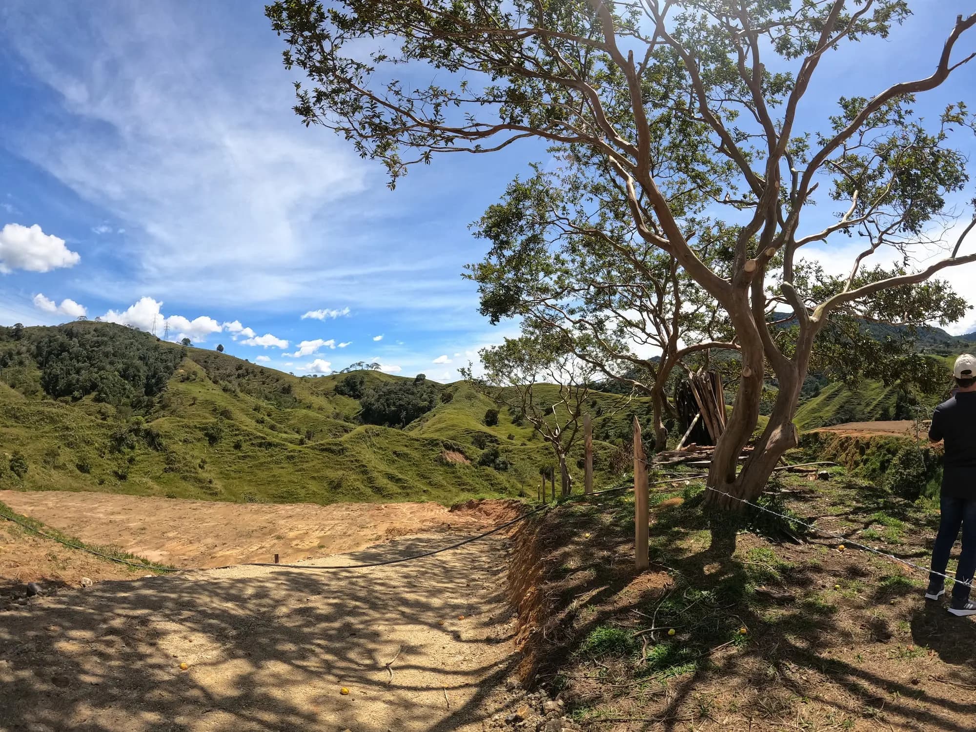 Vista aérea principal Parcelación Siete Cueros Gómez Plata - Lotes desde 2700m² con árbol nativo